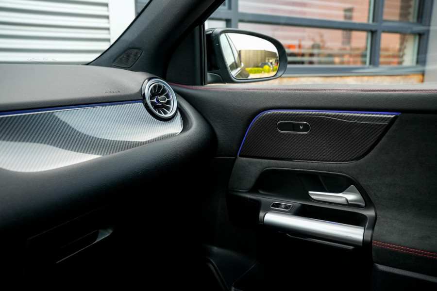 Mercedes-Benz GLA 180 AMG Line Panoramadak Adapt. Cruise Keyless Ambient