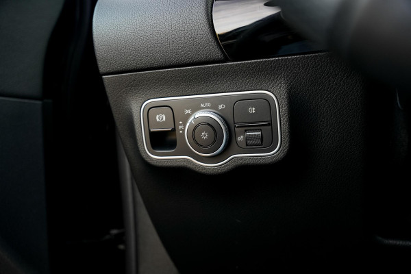 Mercedes-Benz GLA 180 AMG Line Panoramadak Adapt. Cruise Keyless Ambient