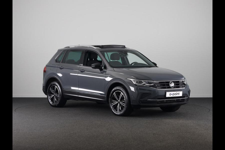 Volkswagen Tiguan 1.4 TSI eHybrid Life/Active 245 pk Automaat (DSG) | Navigatie | Panoramadak | Parkeersensoren (Park assist) | Rondomzicht camera | Stoelverwarming v/a |