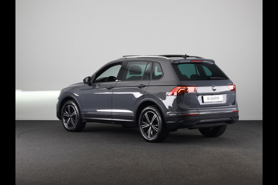 Volkswagen Tiguan 1.4 TSI eHybrid Life/Active 245 pk Automaat (DSG) | Navigatie | Panoramadak | Parkeersensoren (Park assist) | Rondomzicht camera | Stoelverwarming v/a |