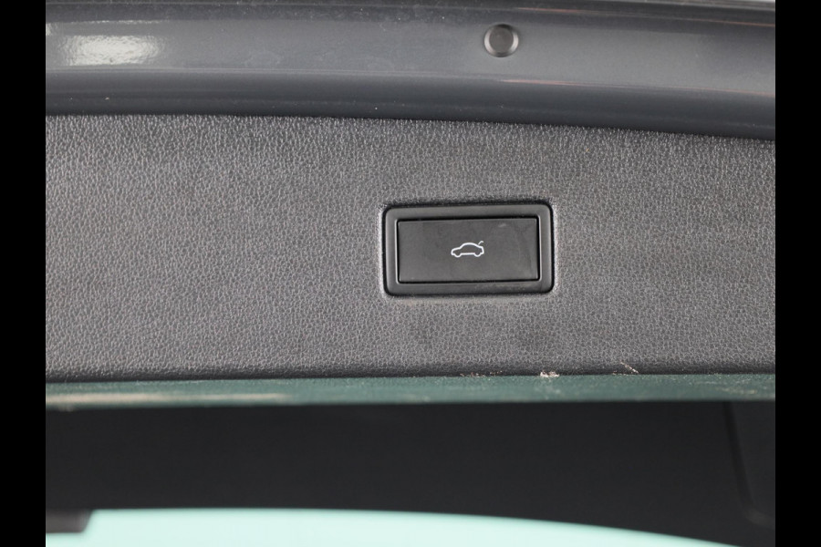 Volkswagen Tiguan 1.4 TSI eHybrid Life/Active 245 pk Automaat (DSG) | Navigatie | Panoramadak | Parkeersensoren (Park assist) | Rondomzicht camera | Stoelverwarming v/a |