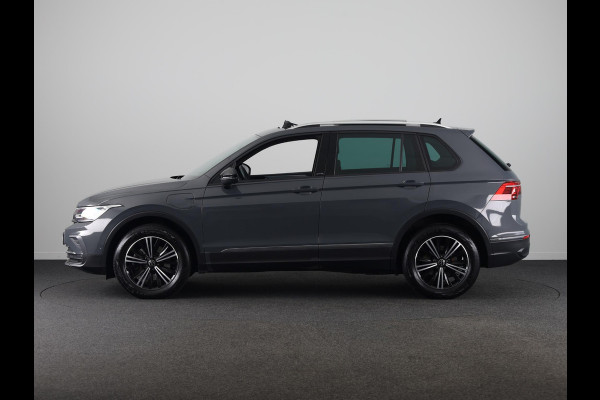 Volkswagen Tiguan 1.4 TSI eHybrid Life/Active 245 pk Automaat (DSG) | Navigatie | Panoramadak | Parkeersensoren (Park assist) | Rondomzicht camera | Stoelverwarming v/a |