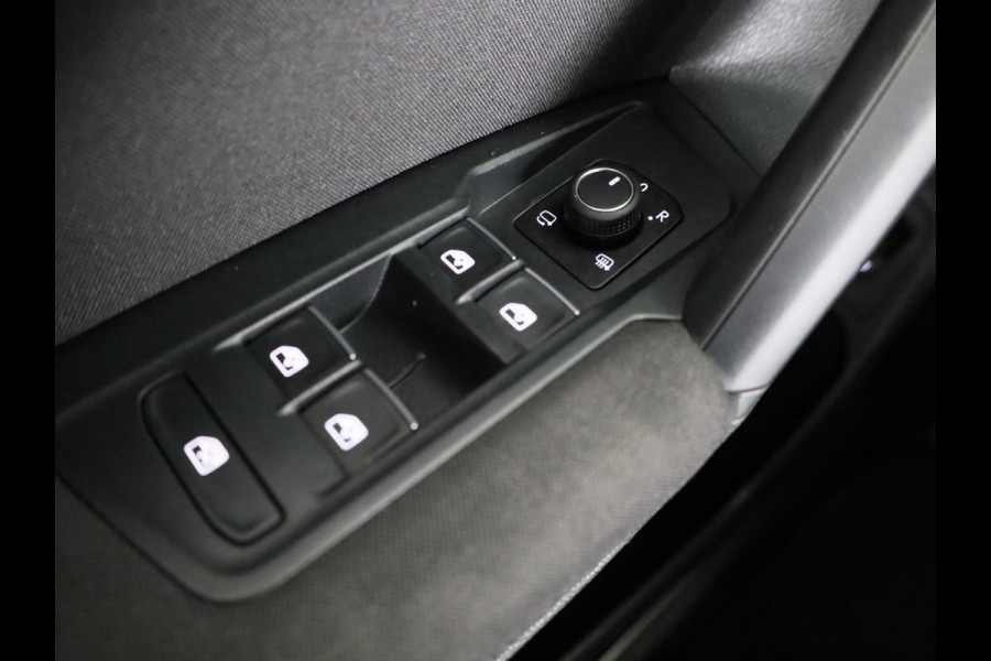 Volkswagen Tiguan 1.4 TSI eHybrid Life/Active 245 pk Automaat (DSG) | Navigatie | Panoramadak | Parkeersensoren (Park assist) | Rondomzicht camera | Stoelverwarming v/a |