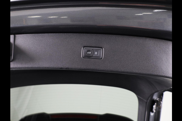 Audi Q5 Sportback 50 TFSI e S edition 299 pk S-tronic | Navigatie | Panoramadak | Trekhaak (wegklapbaar) | Parkeersensoren (Park assist) | Rondomzicht camera | Stoelverwarming v/a | S-Line |