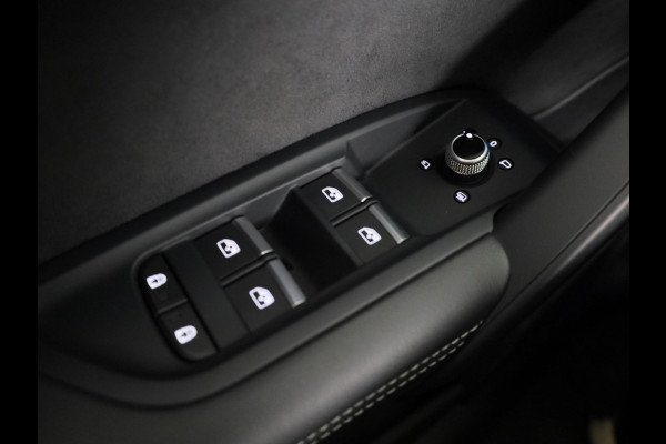 Audi Q5 Sportback 50 TFSI e S edition 299 pk S-tronic | Navigatie | Panoramadak | Trekhaak (wegklapbaar) | Parkeersensoren (Park assist) | Rondomzicht camera | Stoelverwarming v/a | S-Line |