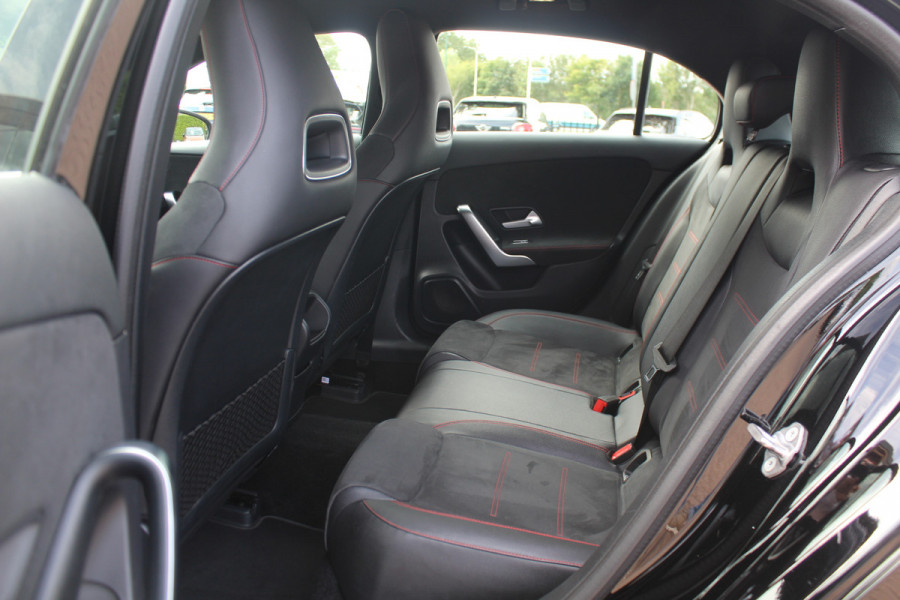 Mercedes-Benz A-Klasse 180 Business Solution AMG / Camera / Navigatie / 18'' / Dodehoek / Stoelverwarming / Cruise Control