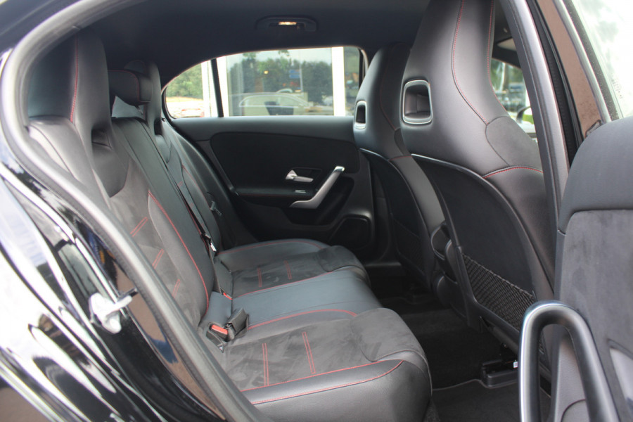 Mercedes-Benz A-Klasse 180 Business Solution AMG / Camera / Navigatie / 18'' / Dodehoek / Stoelverwarming / Cruise Control