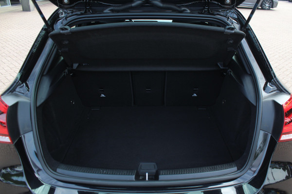 Mercedes-Benz A-Klasse 180 Business Solution AMG / Camera / Navigatie / 18'' / Dodehoek / Stoelverwarming / Cruise Control