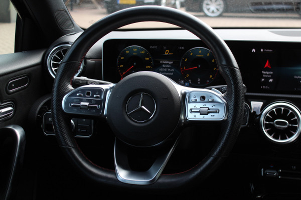 Mercedes-Benz A-Klasse 180 Business Solution AMG / Camera / Navigatie / 18'' / Dodehoek / Stoelverwarming / Cruise Control