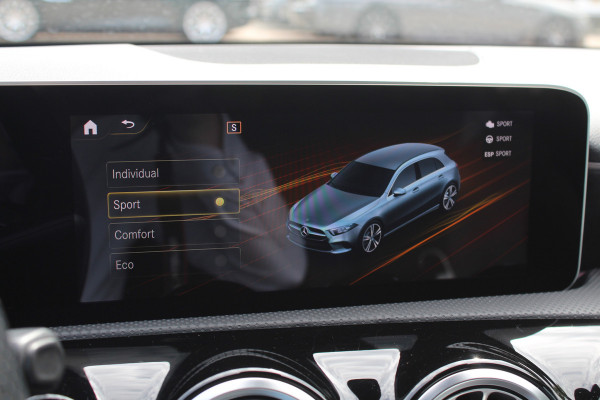 Mercedes-Benz A-Klasse 180 Business Solution AMG / Camera / Navigatie / 18'' / Dodehoek / Stoelverwarming / Cruise Control