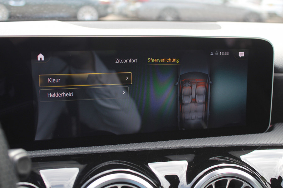 Mercedes-Benz A-Klasse 180 Business Solution AMG / Camera / Navigatie / 18'' / Dodehoek / Stoelverwarming / Cruise Control