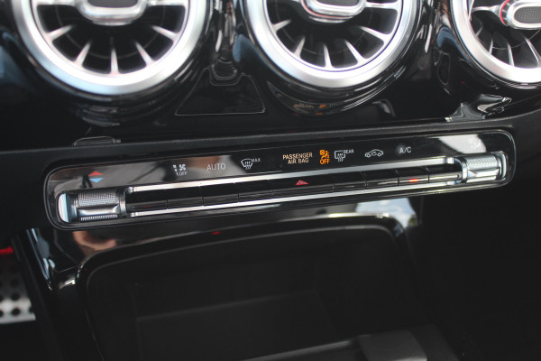 Mercedes-Benz A-Klasse 180 Business Solution AMG / Camera / Navigatie / 18'' / Dodehoek / Stoelverwarming / Cruise Control