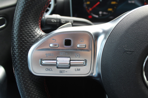 Mercedes-Benz A-Klasse 180 Business Solution AMG / Camera / Navigatie / 18'' / Dodehoek / Stoelverwarming / Cruise Control