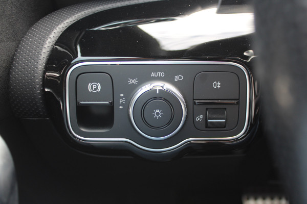Mercedes-Benz A-Klasse 180 Business Solution AMG / Camera / Navigatie / 18'' / Dodehoek / Stoelverwarming / Cruise Control