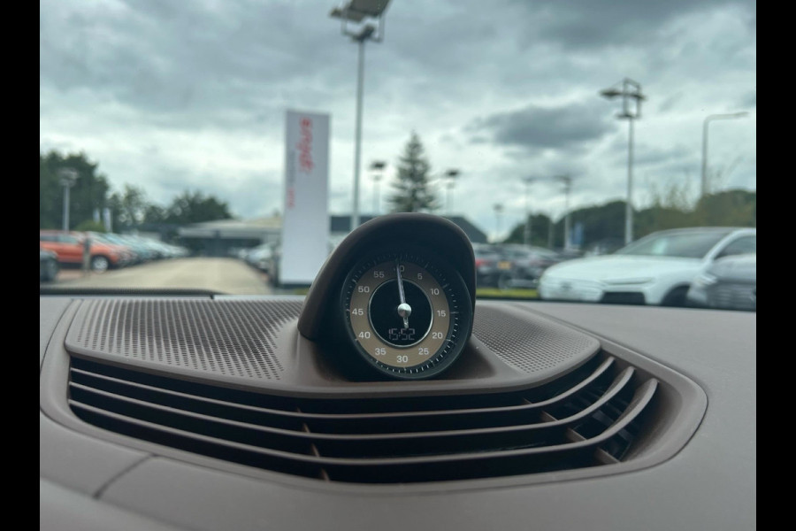 Porsche Taycan 4S Performance 84 kWh / Panoramadak / Camera / Passenger Display / PDCC / Luchtvering / 20'' / Sportdesign+Chrono / Stoelventilatie / Stoelverwarming 4x / Bose / Warmtepomp