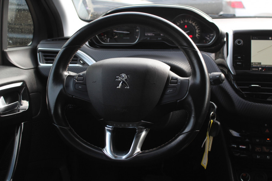 Peugeot 208 1.2 PureTech Tech Edition / Nieuwe distr.riem! / Full option! / Trekhaak / Panoramadak / Camera / Navigatie / 16'' / Getint glas / DAB  / Cruise Control / Armsteun