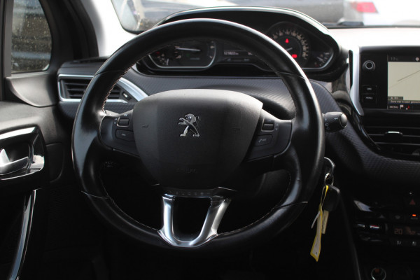 Peugeot 208 1.2 PureTech Tech Edition / Nieuwe distr.riem! / Full option! / Trekhaak / Panoramadak / Camera / Navigatie / 16'' / Getint glas / DAB  / Cruise Control / Armsteun