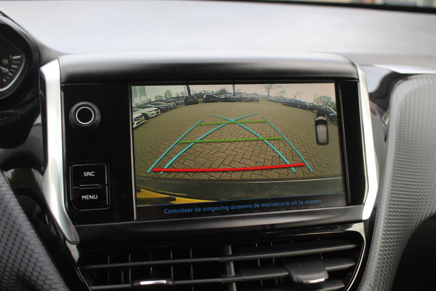 Peugeot 208 1.2 PureTech Tech Edition / Nieuwe distr.riem! / Full option! / Trekhaak / Panoramadak / Camera / Navigatie / 16'' / Getint glas / DAB  / Cruise Control / Armsteun