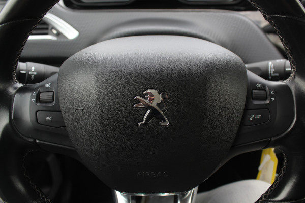 Peugeot 208 1.2 PureTech Tech Edition / Nieuwe distr.riem! / Full option! / Trekhaak / Panoramadak / Camera / Navigatie / 16'' / Getint glas / DAB  / Cruise Control / Armsteun