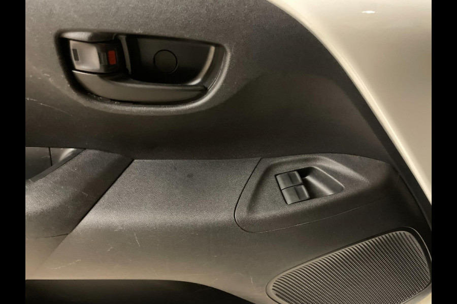 Peugeot 108 1.0 e-VTi Lion Edition AIRCO NAVI VIA APP BLUETOOTH APPLE CARPLAY SPARCO CAMERA PRIVACYGLAS ZEER NETTE AUTO