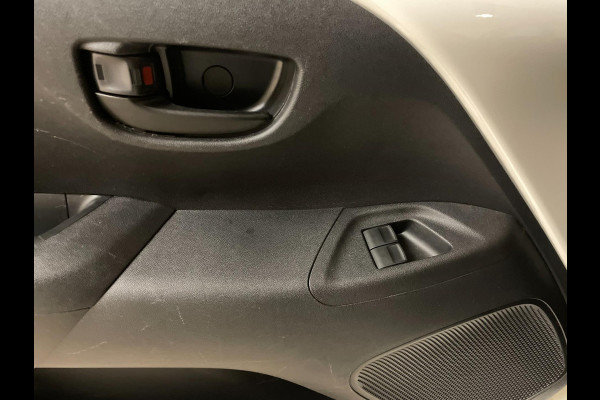 Peugeot 108 1.0 e-VTi Lion Edition AIRCO NAVI VIA APP BLUETOOTH APPLE CARPLAY SPARCO CAMERA PRIVACYGLAS ZEER NETTE AUTO