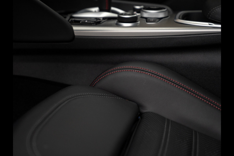 Alfa Romeo Giulia 2.0T 280pk Q4 Competizione | MY24 | Pano-dak | Harman/Kardon | Orig. NL