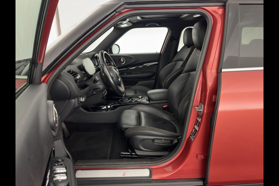 MINI Clubman 2.0 Cooper S ALL4 Premier Plus JCW (INCL-BTW) Aut * PANO | LUXURY-LEATHER | FULL-LED | HEATED-SPORTSEATS | DIGI-COCKPIT | AMBIENT-LIGHT | PRIVACY-GLASS | HEAD-UP | PDC | CAMERA | DAB  | KEYLESS | TOWBAR | 18"ALU*