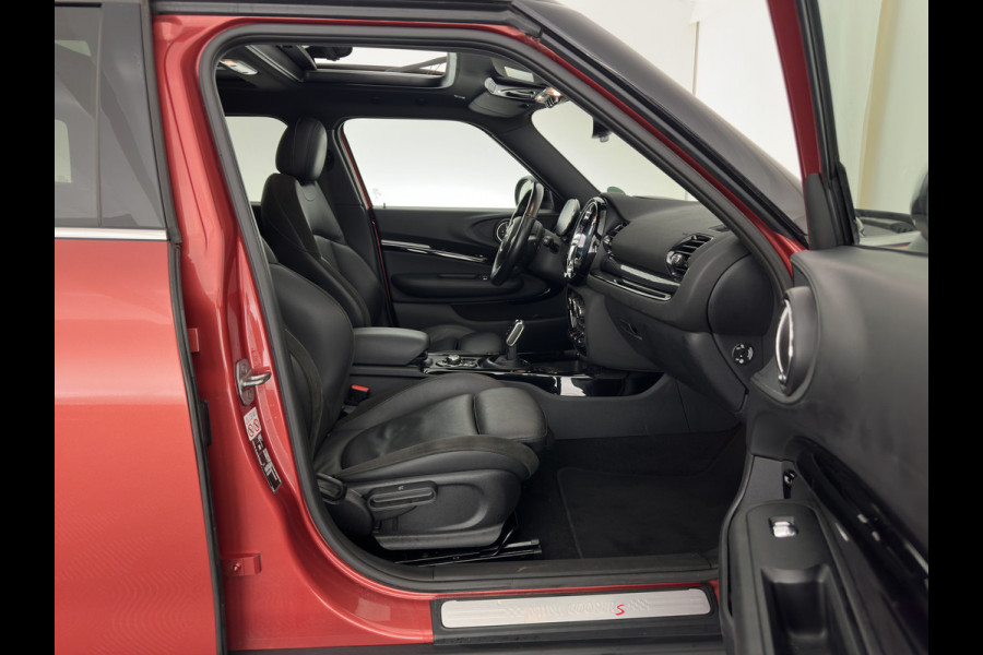 MINI Clubman 2.0 Cooper S ALL4 Premier Plus JCW (INCL-BTW) Aut * PANO | LUXURY-LEATHER | FULL-LED | HEATED-SPORTSEATS | DIGI-COCKPIT | AMBIENT-LIGHT | PRIVACY-GLASS | HEAD-UP | PDC | CAMERA | DAB  | KEYLESS | TOWBAR | 18"ALU*