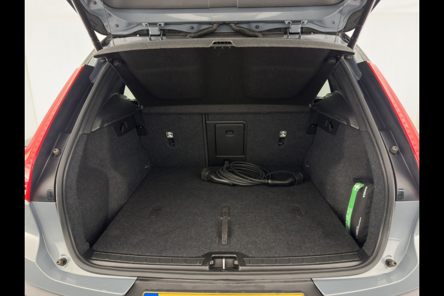 Volvo XC40 Recharge Twin Plus *LEATHER-ALCANTARA | DIGI-COCKPIT | FULL-LED | PREMIUM-AUDIO | TOP-VIEW | CARPLAY | NAVI-FULLMAP | ECC | PDC | KEYLESS | HEATED-SPORTSEATS | BLIS | PRIVACY-GLASS | TOWBAR | 19 "ALU