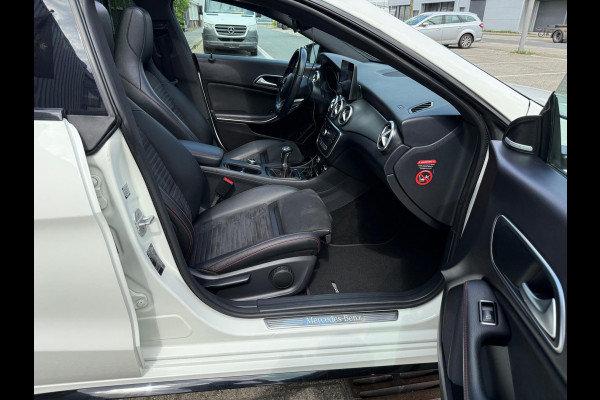 Mercedes-Benz CLA-Klasse 200 AMG PDC/CAM/LMV18/LEER/NAV/PANO