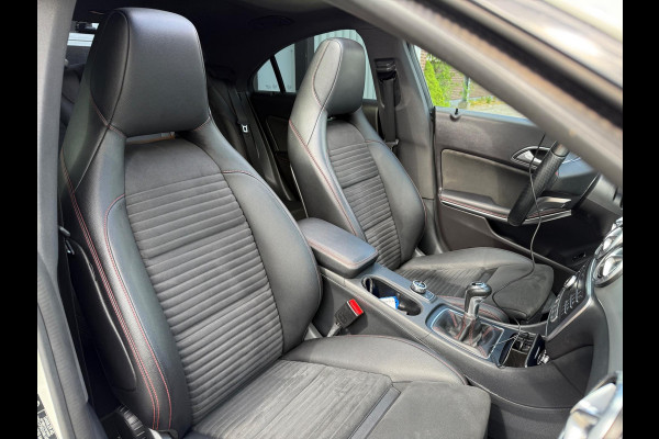 Mercedes-Benz CLA-Klasse 200 AMG PDC/CAM/LMV18/LEER/NAV/PANO