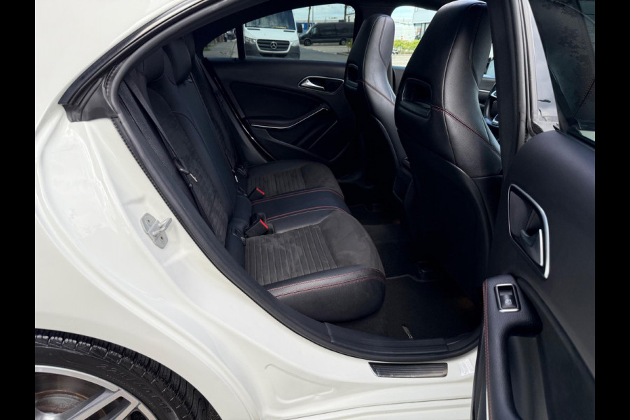 Mercedes-Benz CLA-Klasse 200 AMG PDC/CAM/LMV18/LEER/NAV/PANO
