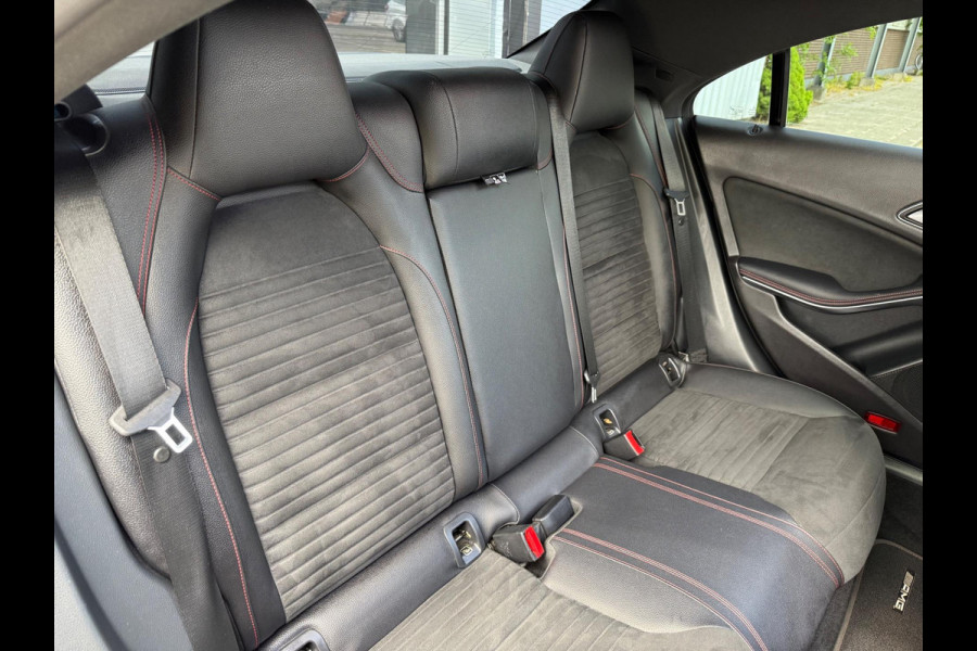 Mercedes-Benz CLA-Klasse 200 AMG PDC/CAM/LMV18/LEER/NAV/PANO