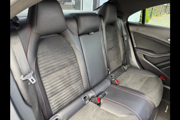 Mercedes-Benz CLA-Klasse 200 AMG PDC/CAM/LMV18/LEER/NAV/PANO
