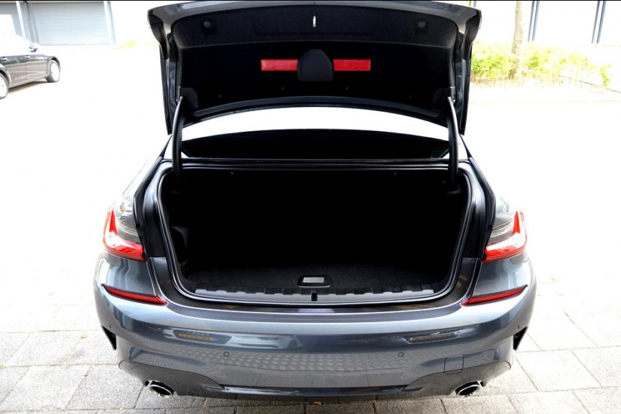 BMW 3-serie 330e High Executive AUT 292PK LED/LEER/NAV/LMV19