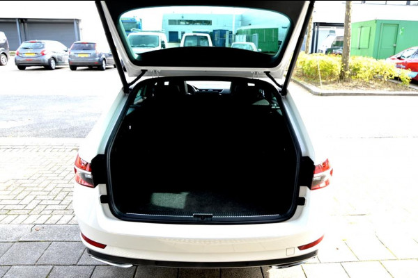 Škoda Superb Combi 1.4 TSI iV CAM/LMV19/NAVI/LEER/VIRTU/PANO