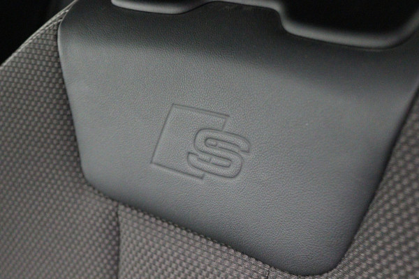 Audi A4 Avant 40 TFSI S edition 204PK 3x S-Line, LED, Virtual Cockpit, Camera, Apple Carplay, LED, 19"