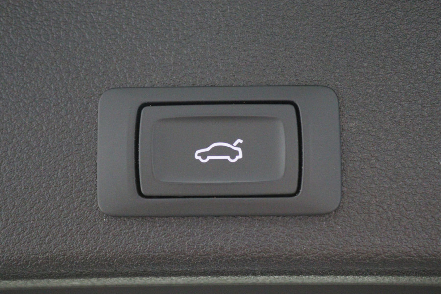 Audi A4 Avant 40 TFSI S edition 204PK 3x S-Line, LED, Virtual Cockpit, Camera, Apple Carplay, LED, 19"