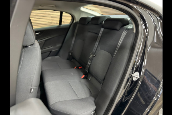 Jaguar XE 2.0 D Pure Pro Edition Automaat | Navigatie | Meridian | Bluetooth | Parkeersensoren | Keyless