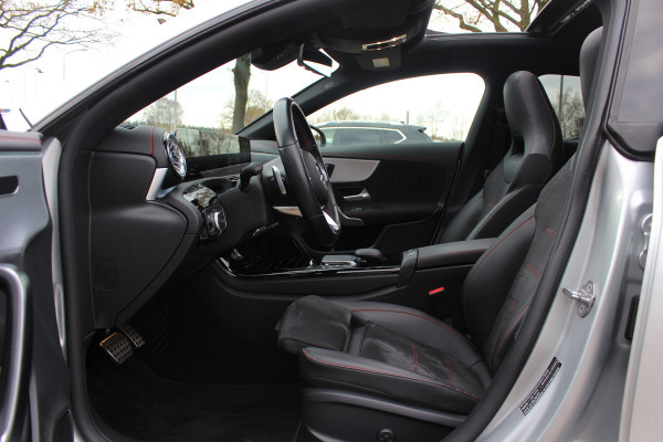 Mercedes-Benz CLA-Klasse Shooting Brake 200 Business Solution AMG / Trekhaak / Panoramadak / Camera / Memory seats / Keyless / 18'' / Sfeerverlichting / Matrix LED / Navigatie / Stoelverwarming / Cruise Control