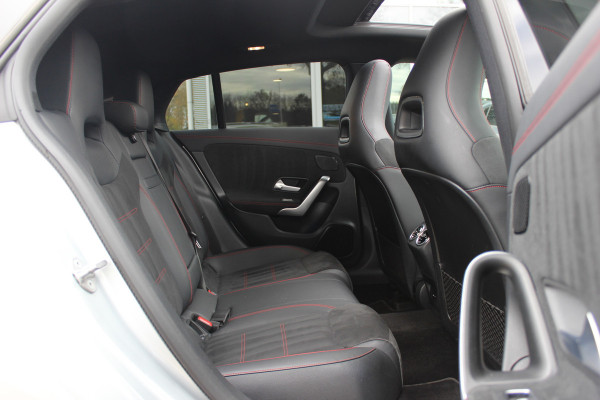 Mercedes-Benz CLA-Klasse Shooting Brake 200 Business Solution AMG / Trekhaak / Panoramadak / Camera / Memory seats / Keyless / 18'' / Sfeerverlichting / Matrix LED / Navigatie / Stoelverwarming / Cruise Control