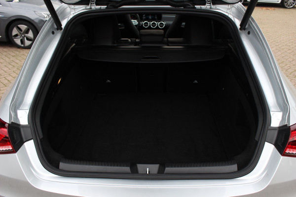 Mercedes-Benz CLA-Klasse Shooting Brake 200 Business Solution AMG / Trekhaak / Panoramadak / Camera / Memory seats / Keyless / 18'' / Sfeerverlichting / Matrix LED / Navigatie / Stoelverwarming / Cruise Control