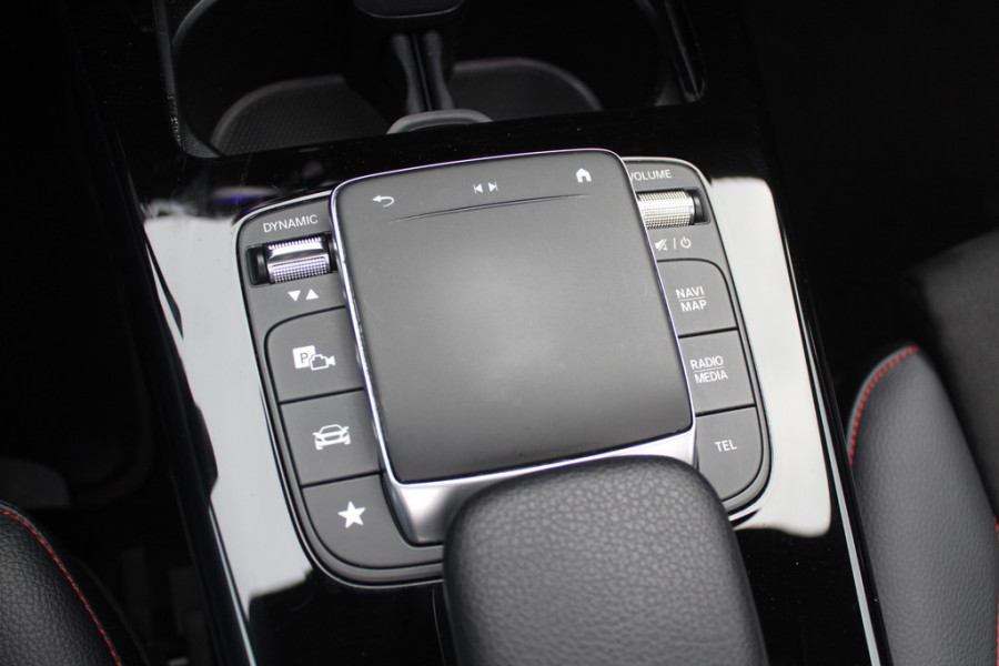 Mercedes-Benz CLA-Klasse Shooting Brake 200 Business Solution AMG / Trekhaak / Panoramadak / Camera / Memory seats / Keyless / 18'' / Sfeerverlichting / Matrix LED / Navigatie / Stoelverwarming / Cruise Control