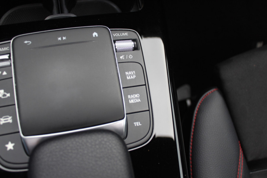 Mercedes-Benz CLA-Klasse Shooting Brake 200 Business Solution AMG / Trekhaak / Panoramadak / Camera / Memory seats / Keyless / 18'' / Sfeerverlichting / Matrix LED / Navigatie / Stoelverwarming / Cruise Control