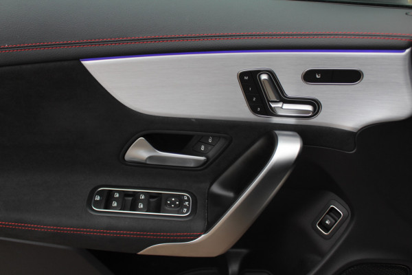 Mercedes-Benz CLA-Klasse Shooting Brake 200 Business Solution AMG / Trekhaak / Panoramadak / Camera / Memory seats / Keyless / 18'' / Sfeerverlichting / Matrix LED / Navigatie / Stoelverwarming / Cruise Control