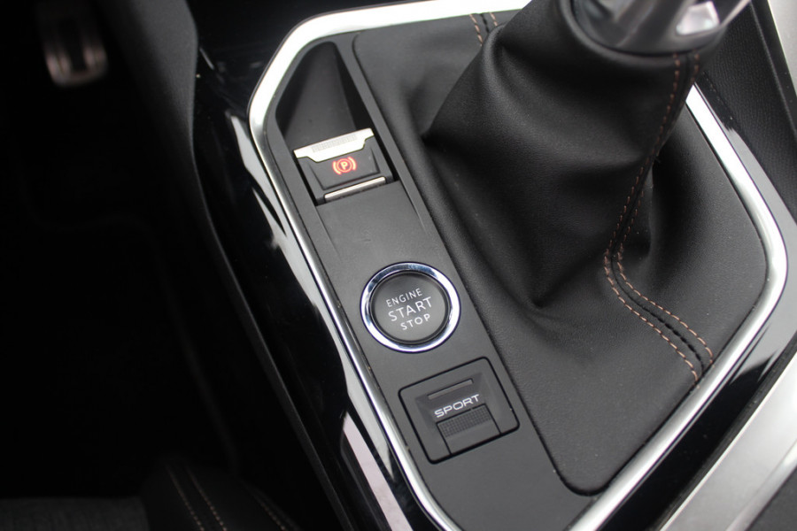 Peugeot 3008 1.2 PureTech GT Line Avantage / Trekhaak / Camera / Navigatie / 19'' / Half leder / CarPlay / Keyless / Cruise Control