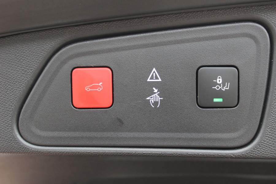 Peugeot 3008 1.2 PureTech GT Line Avantage / Trekhaak / Camera / Navigatie / 19'' / Half leder / CarPlay / Keyless / Cruise Control