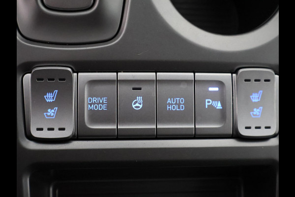 Hyundai Kona PRIMIUM EV 64 KWH 1e EIG ACCU 92% GARANTIE 10-2030 BEREIK 466 KM ! LEDER. STUUR/STOEL VERWARMING.DODE HOEK DETECTIE
