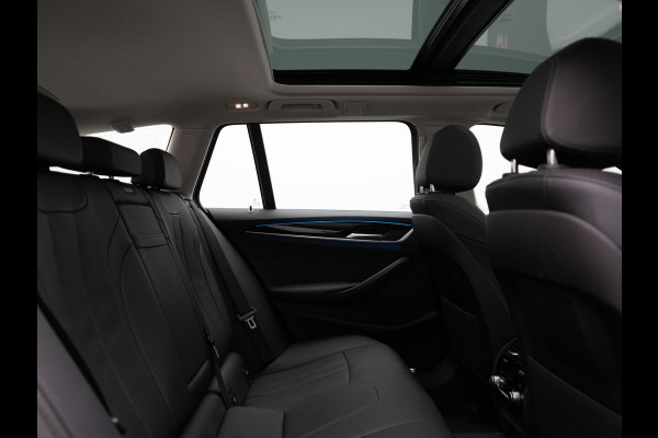 BMW 5 Serie Touring 530e Sportline Plug In Hybrid 293pk Dealer O.H. PHEV | Panodak | Head Up | Adaptive Cruise | Laser LED | Lederen Sportstoelen Verwarmd | Apple Carplay | Sfeerverlichting | Navigatie | Virtual | Keyless | Blis | DAB |