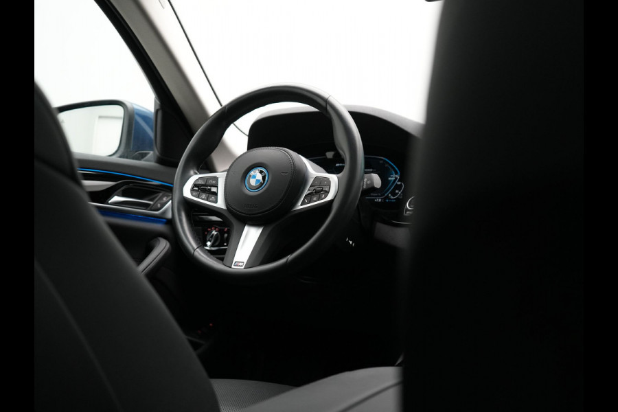 BMW 5 Serie Touring 530e Sportline Plug In Hybrid 293pk Dealer O.H. PHEV | Panodak | Head Up | Adaptive Cruise | Laser LED | Lederen Sportstoelen Verwarmd | Apple Carplay | Sfeerverlichting | Navigatie | Virtual | Keyless | Blis | DAB |